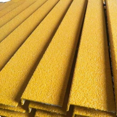 FRP Anti Slip Stair Nosing Anti Slip Mat Surface Coating Resin Iso AS4586 สําหรับบันไดสนามน้ํามัน