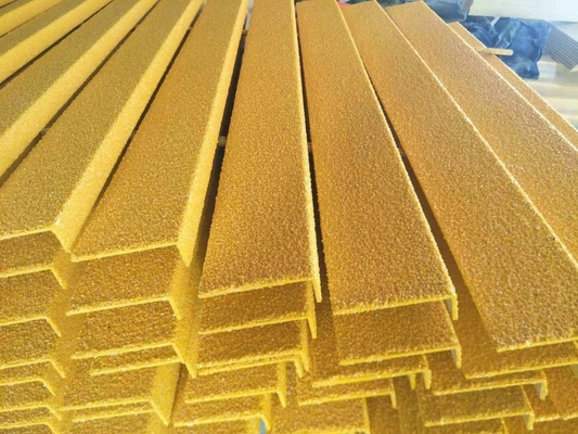 FRP Anti Slip Stair Nosing Anti Slip Mat Surface Coating Resin Iso AS4586 สําหรับบันไดสนามน้ํามัน