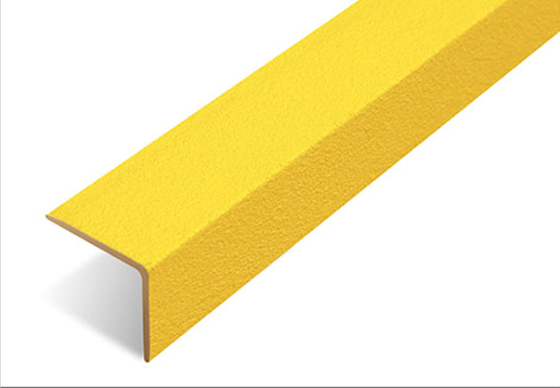 FRP Anti Slip Stair Nosing Anti Slip Mat Surface Coating Resin Iso AS4586 สําหรับบันไดสนามน้ํามัน