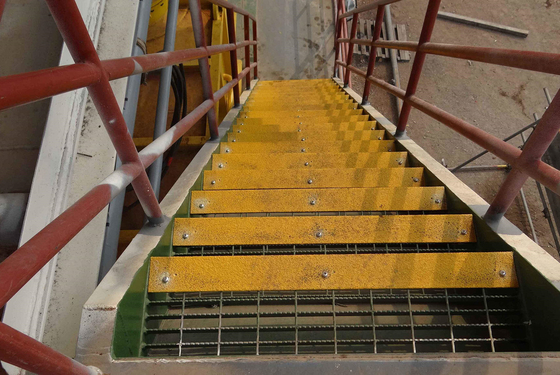 FRP Anti Slip Stair Nosing Anti Slip Mat Surface Coating Resin Iso AS4586 สําหรับบันไดสนามน้ํามัน